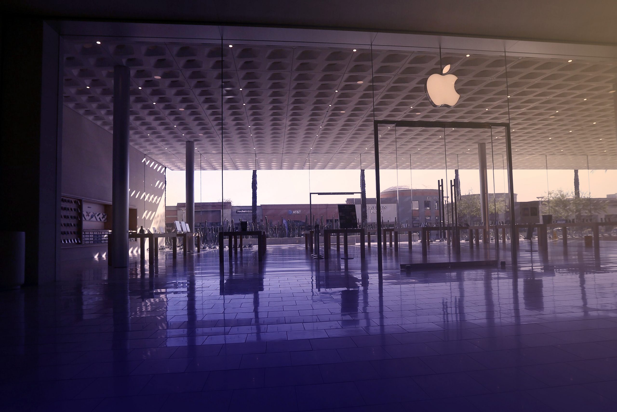 Apple closing stores in four states as wave of new cases emerged